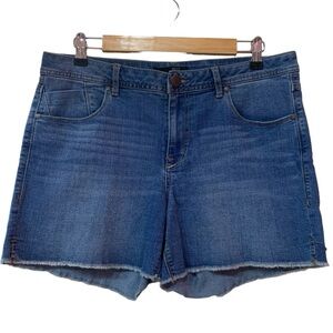 1822 Denim Frayed Hem Jean Shorts